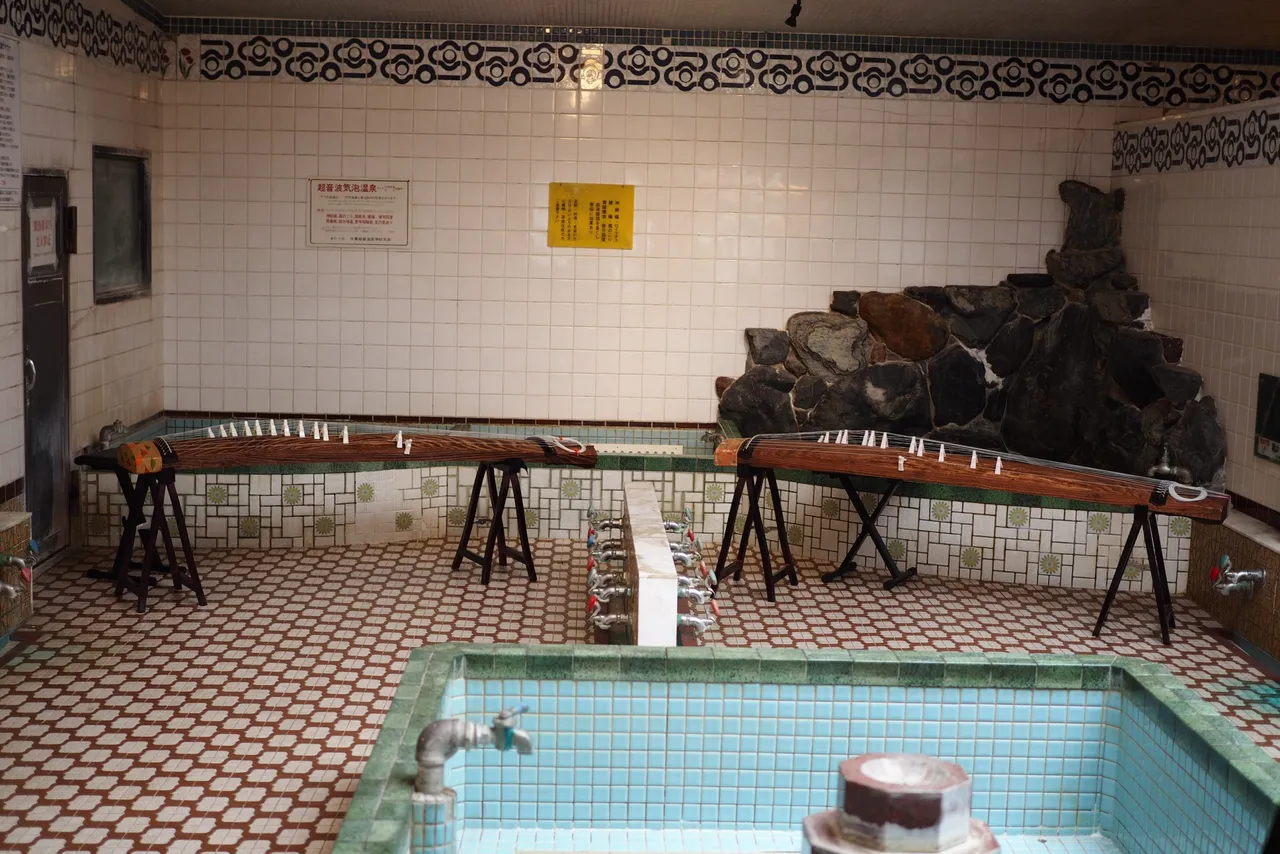Musicians performing at Kujo-yu bathhouse